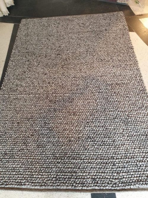 tapis gris en boules de laine