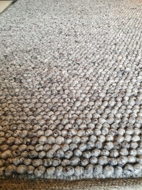 tapis gris en boules de laine