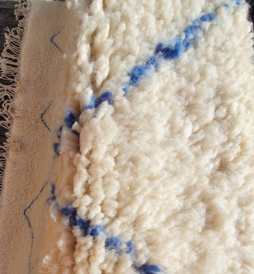 tapis beni ouarain motifs bleus